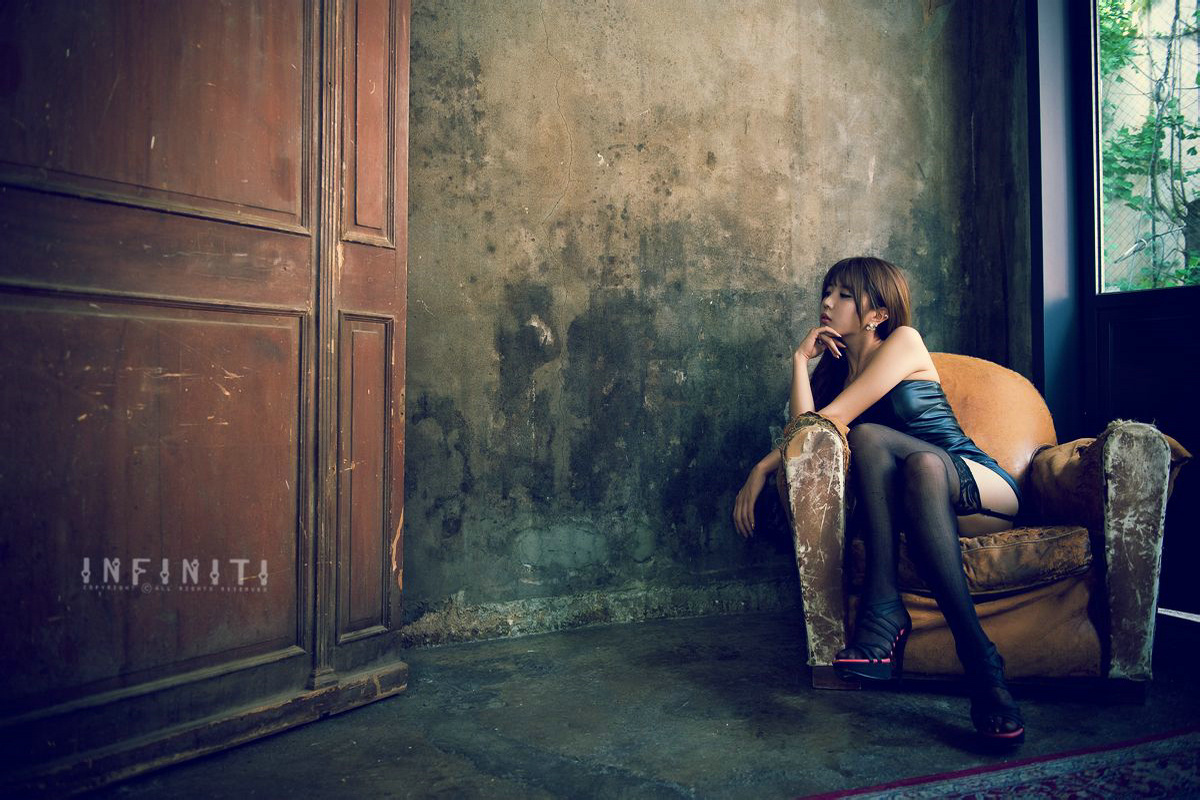 [网络收集] 韩国MODEL许允美--性感黑丝+皮衣